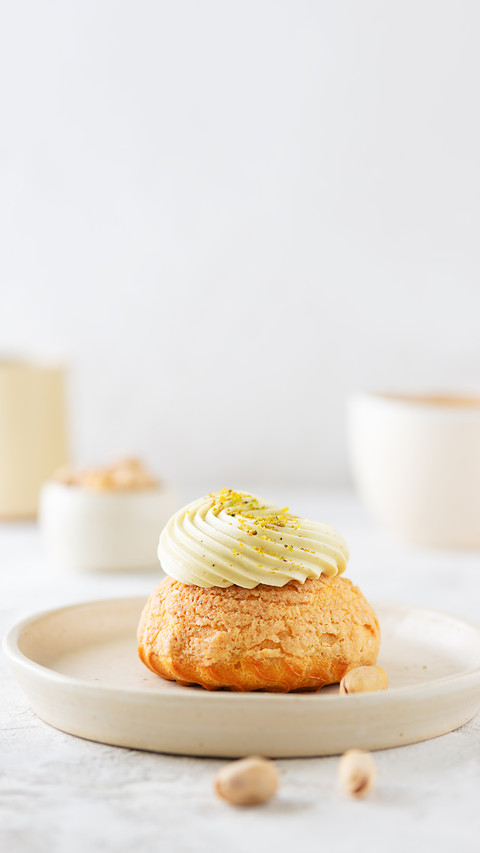 Shu cake with pistachio cream screenshot