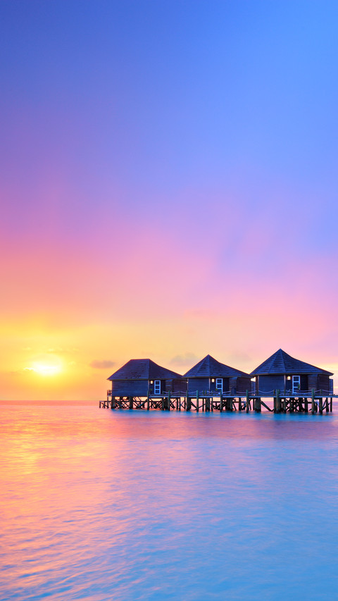 Sunset on Maldives island, water villas resort screenshot