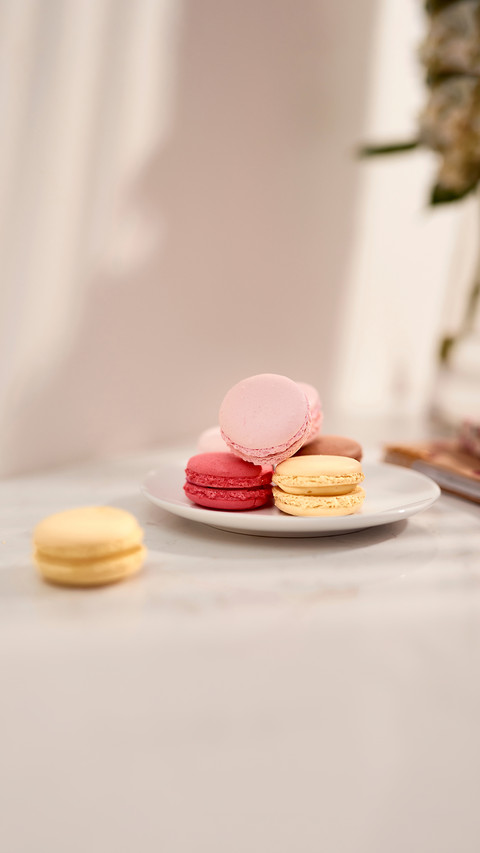 Hortensia bouquet with French macarons in sunlight screenshot