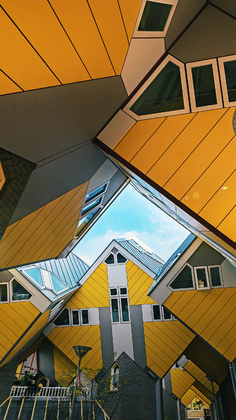Square Irregular Yellow Building screenshot