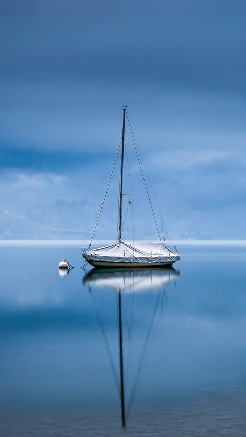 A solitary boat on the lake surface screenshot