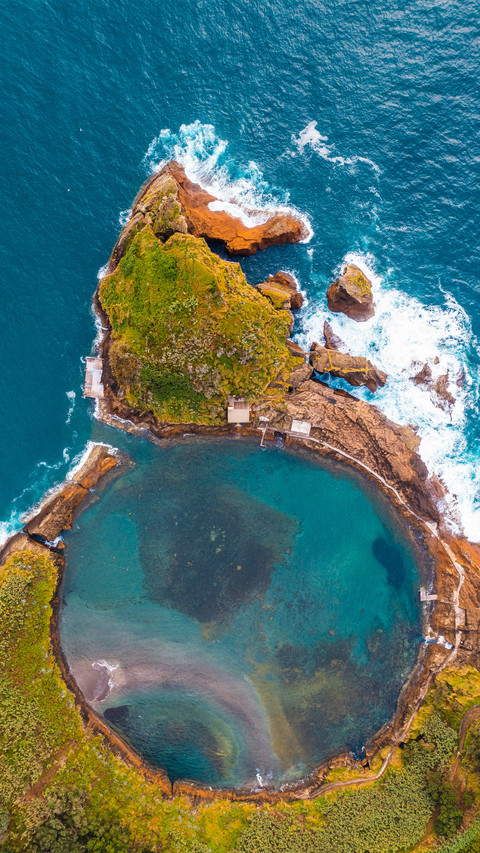 Volcanic island circular lake screenshot