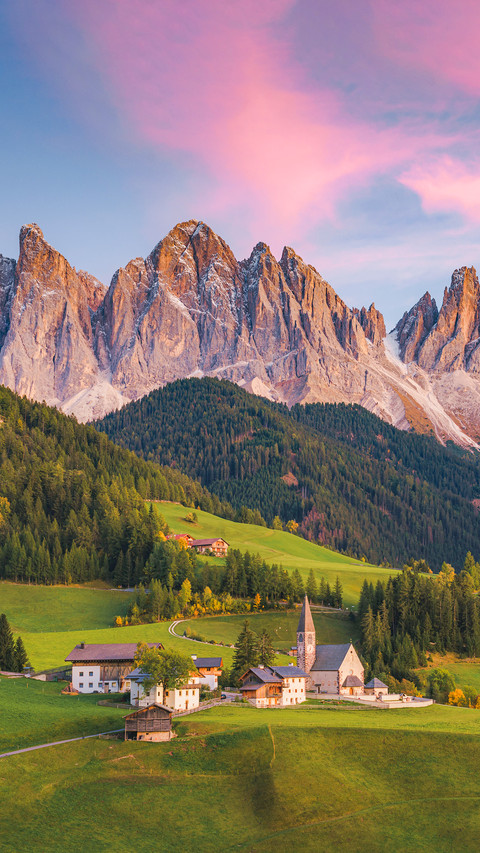 Santa Magdalena village on the italian Dolomites screenshot