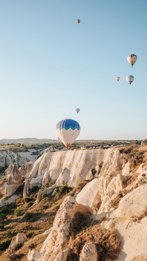 Hot air balloon against Cappadocia's rocks in Turkey screenshot