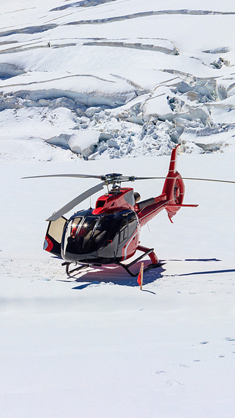 A hovering helicopter completes one orbit around the screenshot