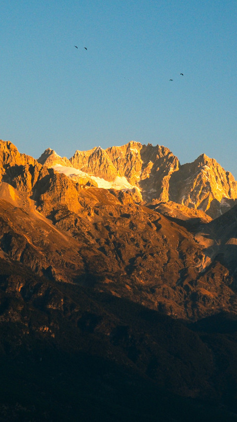 Sunrise on Jade Dragon Snow Mountain shines on Jinshan Peak screenshot