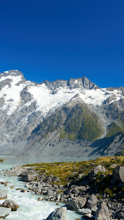 The sea of clouds surges and the peaks stand tall on screenshot