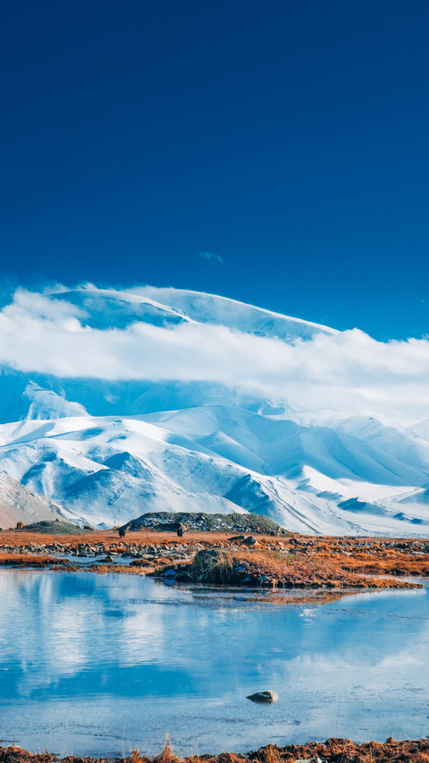 The morning light of the plateau spreads over the snow-cappe screenshot