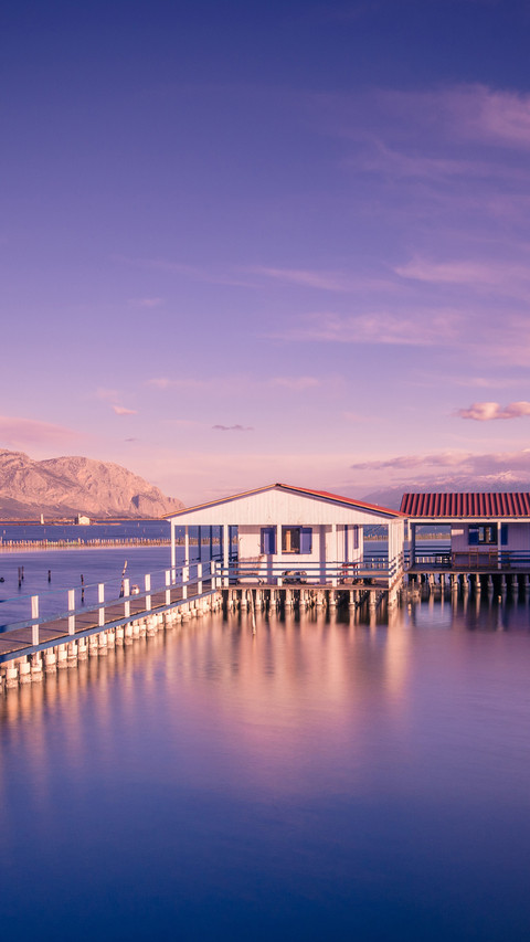 Small fishing houses on stilts on the lake Mesologgi screenshot