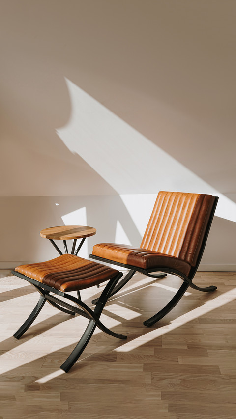 Sunlight shadows on the wall screenshot