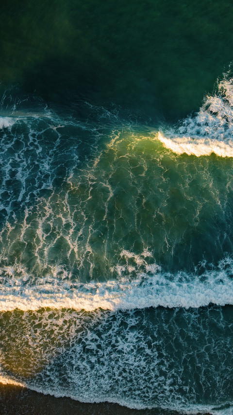 The waves are coming screenshot