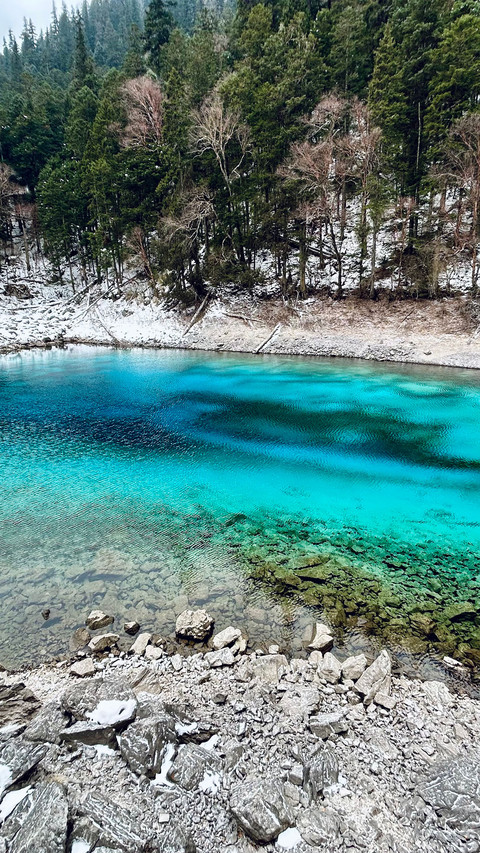 The blue lake in jiuzhaigou screenshot
