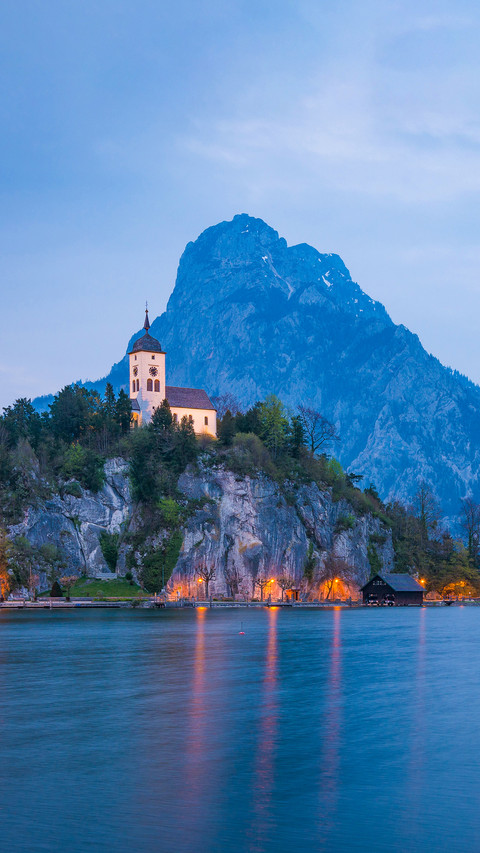 Chapel on a hill at lake Traunsee in the Alps of Austria screenshot