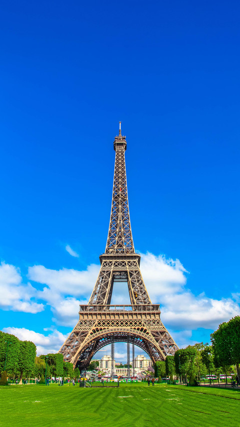 The eiffel tower caught fire screenshot