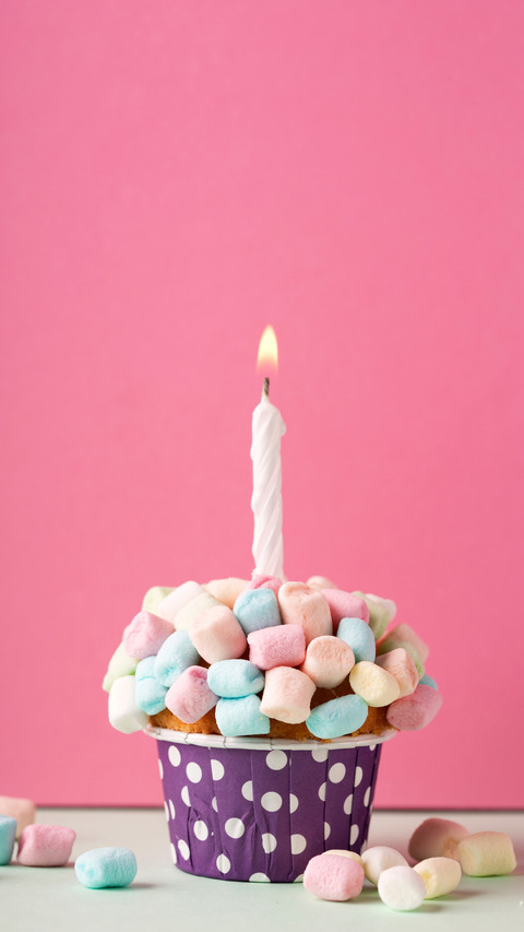 Birthday vanilla cupcake with colorful marshmallows screenshot