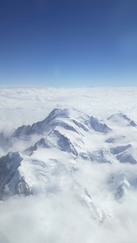 Overlooking the snow-capped mountains screenshot