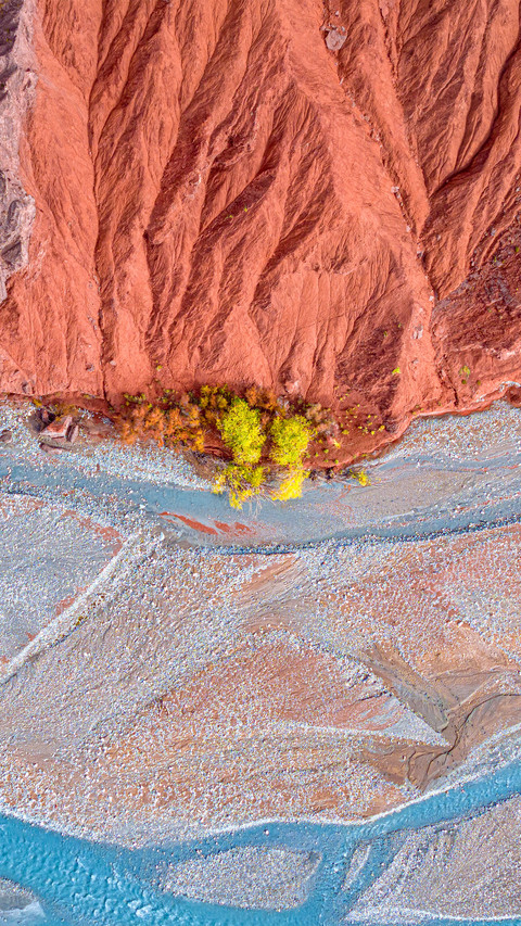 Red valley and blue glacier screenshot