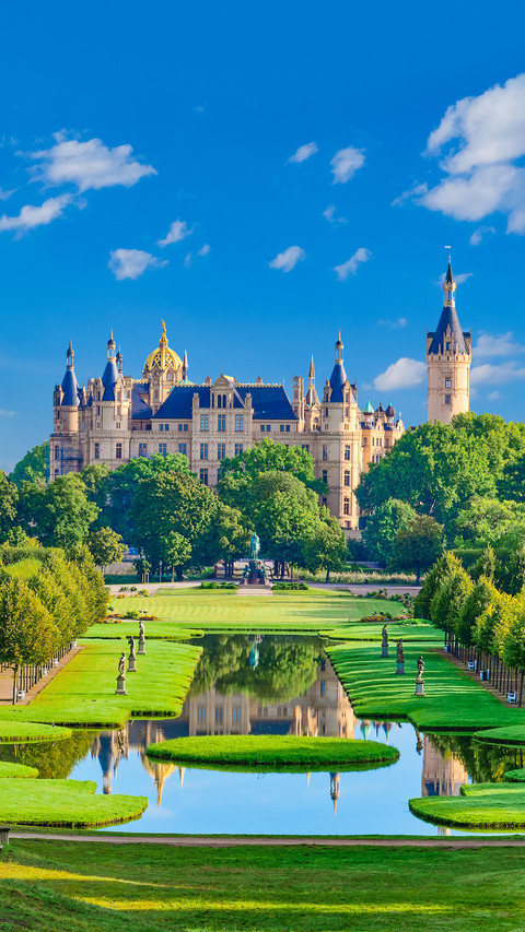 castle of Schwerin behind the castle park in Germany screenshot