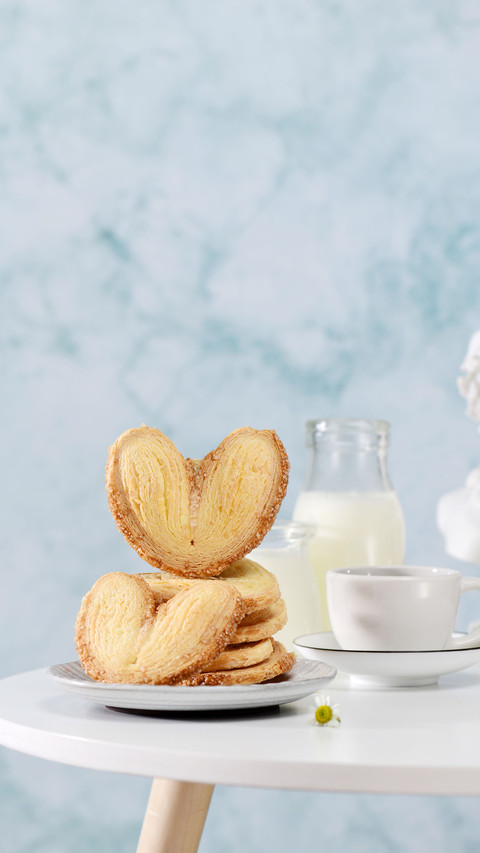 Hand grasping cake version butterfly pastry screenshot