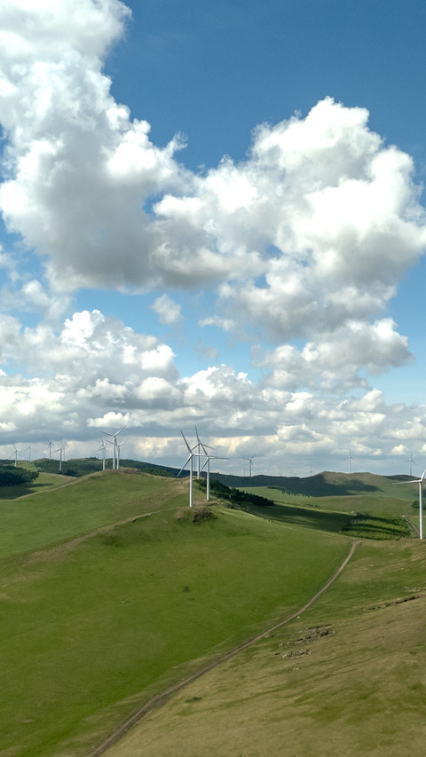 When the wind blows on the grassland power generation is screenshot