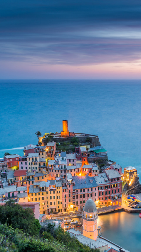 Vernazza Village in Ocean Rugged Coast Harbour screenshot