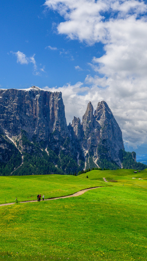 Hiking in the dolomites of italy screenshot