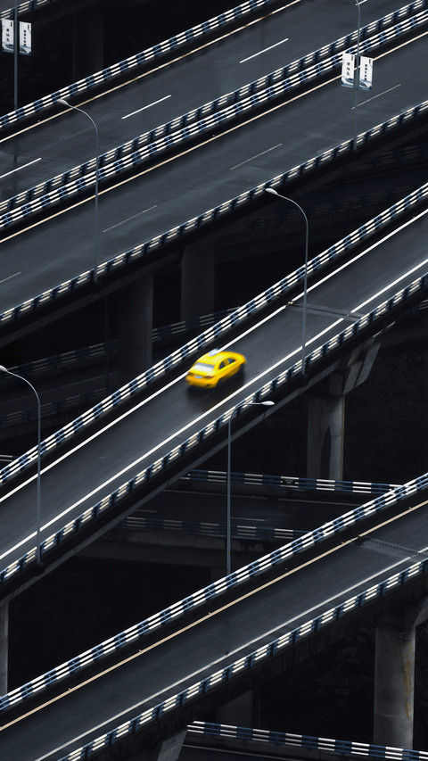 Wanderers shuttling through the city screenshot