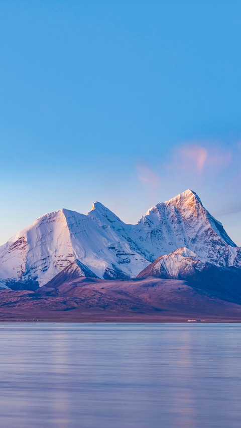 Lakes and snow mountains in the morning screenshot