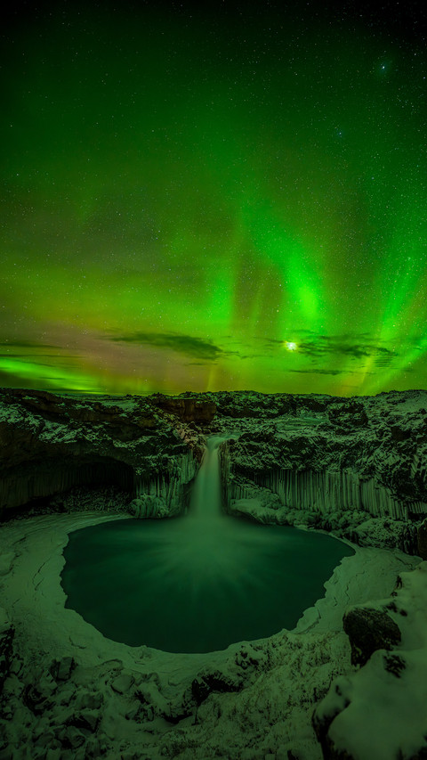 Wedding dress waterfall aurora night 2 screenshot