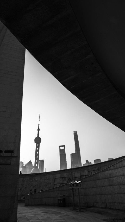 Black and white city scenery screenshot