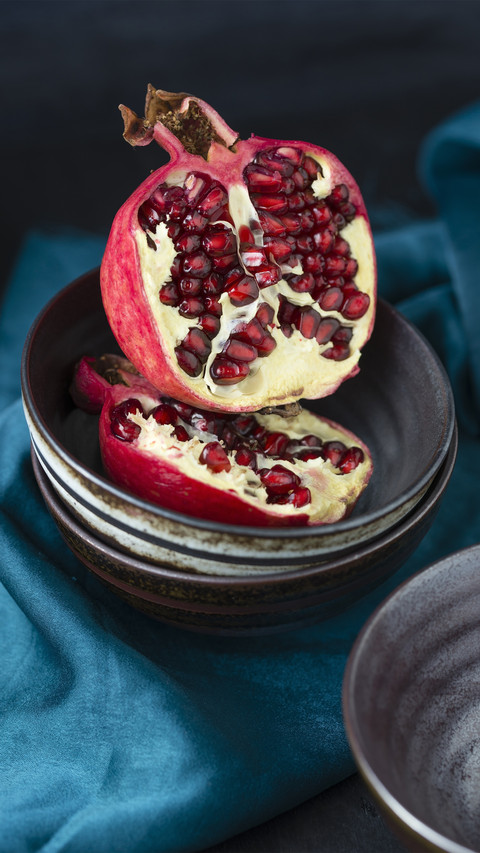 Eating pomegranate in autumn screenshot