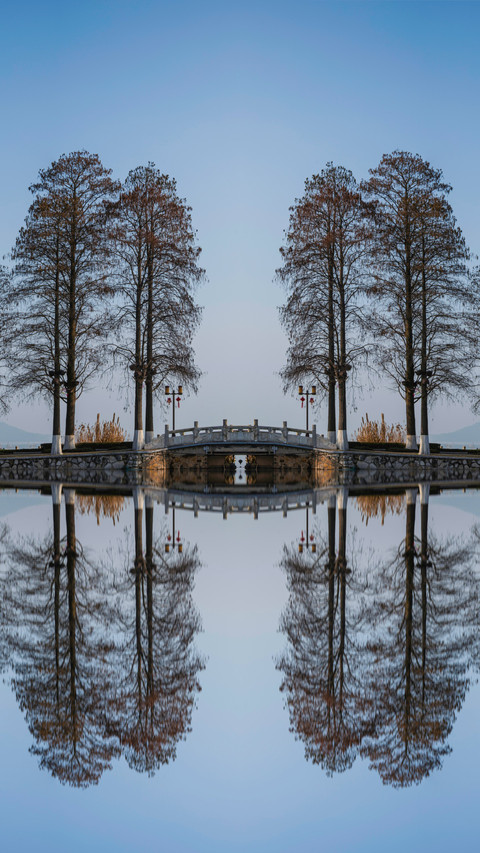 The misty bridge over east lake screenshot