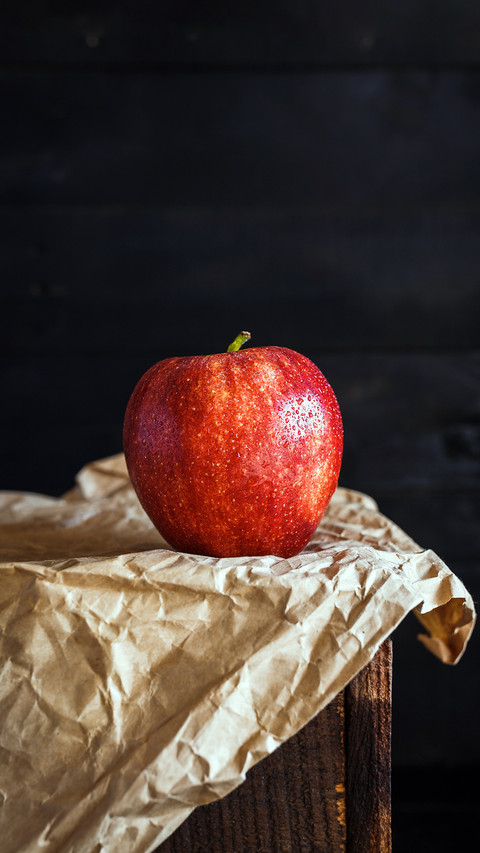 Red Apple on the table screenshot