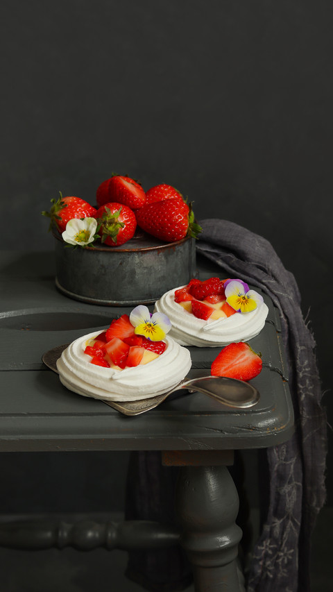Meringue rings with vanilla pudding and fresh strawberries screenshot