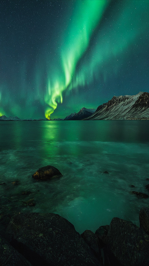 Glaciers and snowcapped peaks reflect the aurora screenshot