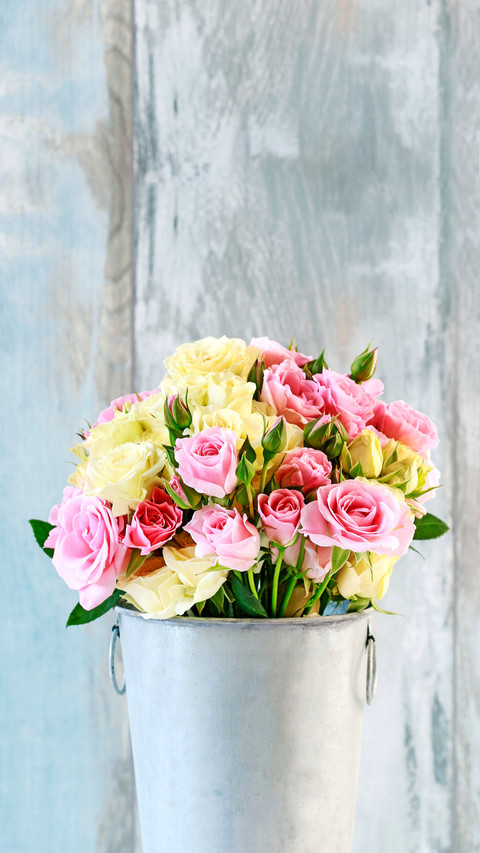 Bouquet of pink and yellow roses screenshot