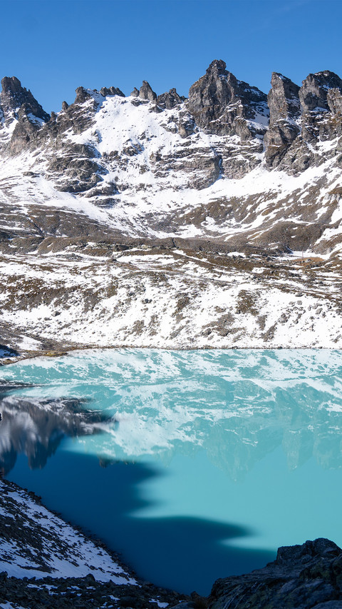 Alpine lakes in switzerland screenshot