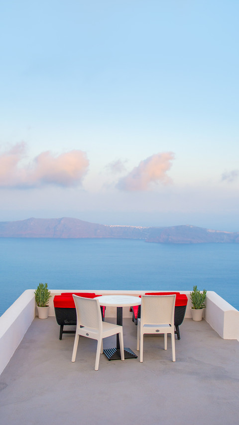 Volcano and caldera view from a balcony in Imerovigli screenshot