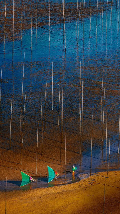 Fishermen in the sunrise sea screenshot