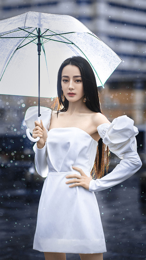 迪丽热巴的雨中大片 screenshot