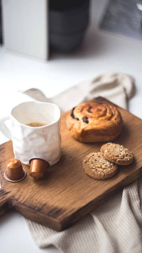 Drinking coffee with a muffin in the morning daylight screenshot