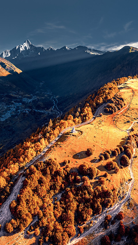 The snowcapped mountains and autumn forests in western screenshot