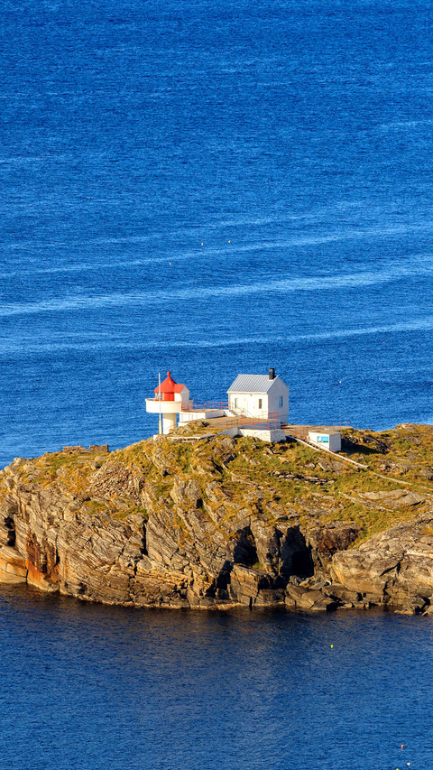 Fjoloy Fyr Lighthouse near Mostery in Norway screenshot