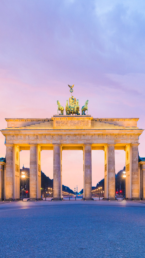 Brandenburg Gate , famous landmark in Berlin Germany screenshot