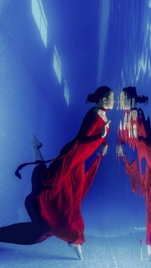 Beautiful Girl Dive under Water screenshot