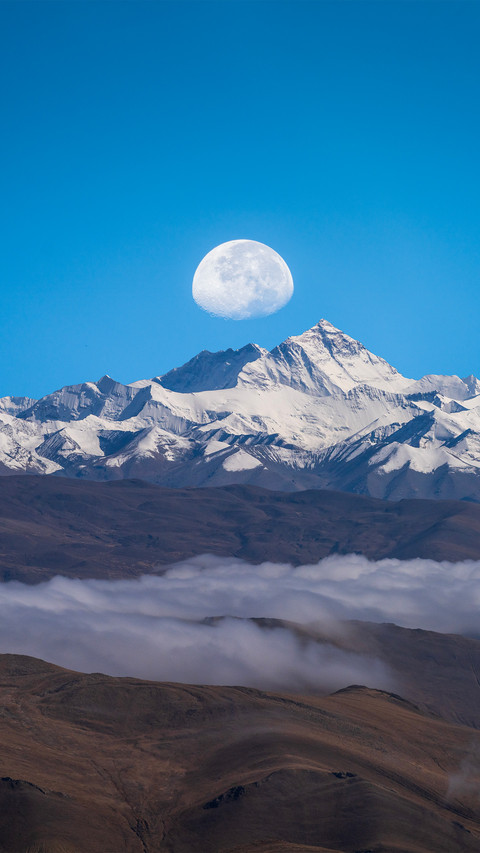 Mount everest and the moon screenshot