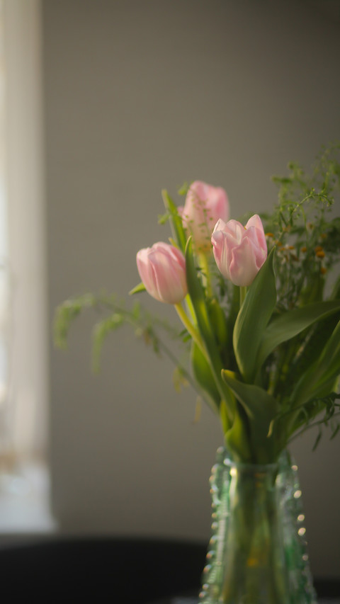 Tulips in a vase on the table screenshot