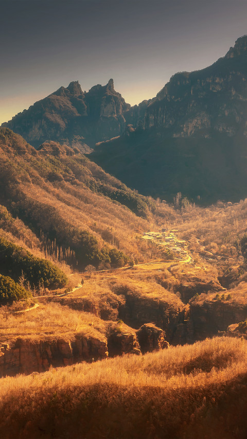 Sunlight illuminates the mountain hollow screenshot