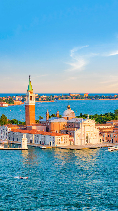 Famous Italy tourist destination screenshot