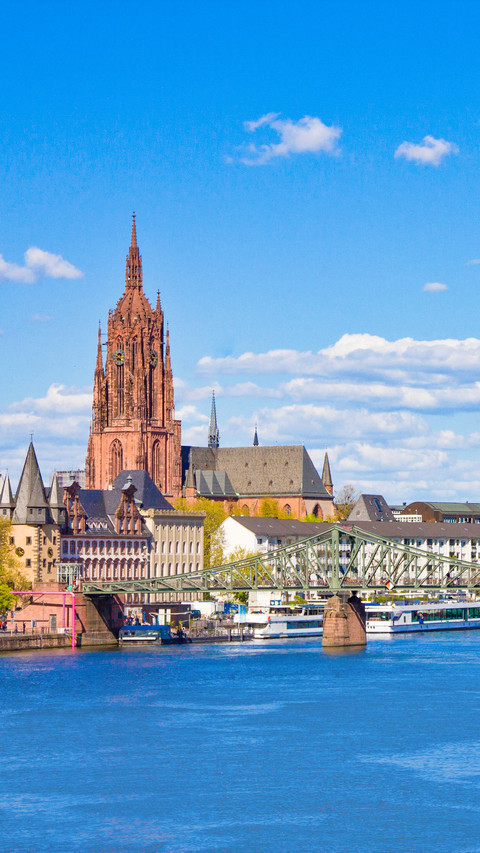Frankfurt panoramic view across River Main bridge screenshot